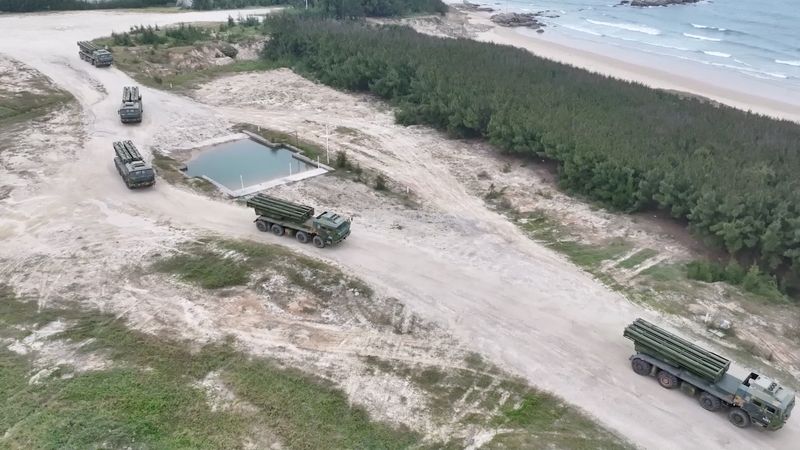 &copy; Reuters. FILE PHOTO: Members of the Chinese People's Liberation Army (PLA) take part in the "Joint Sword-2024B" military drills around Taiwan, from an undisclosed location in this screenshot from a handout video released by the PLA Eastern Theatre Command on Octob