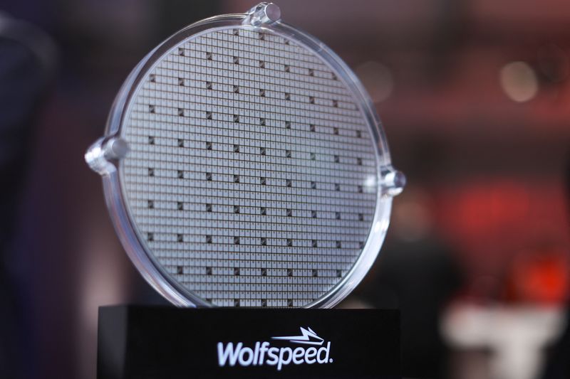 © Reuters. FILE PHOTO: View of a Wolfspeed's Silicon Carbide (SiC) Wafer during an event on the future of the decommissioned coal-fired power plant in the Western German Saarland region in Ensdorf, Germany, February 1, 2023. REUTERS/Thilo Schmuelgen/File 