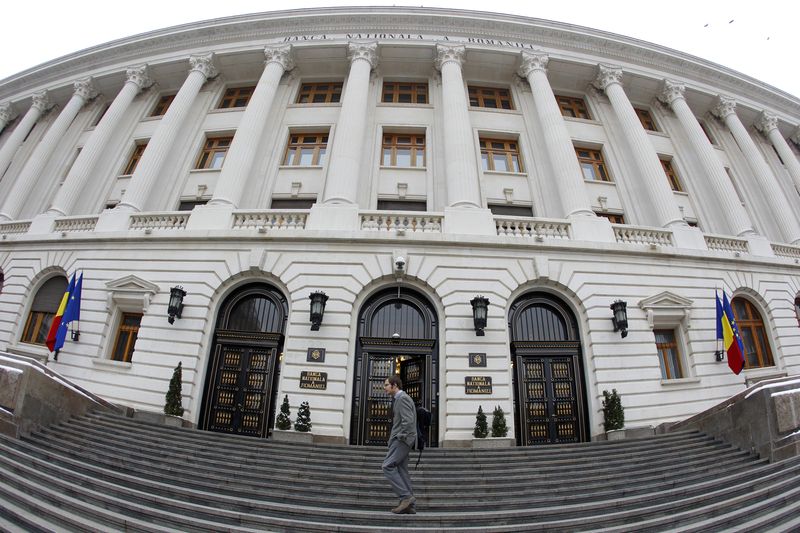 © Reuters. A man walks in front of Romania's Central Bank headquarters in Bucharest January 29, 2013. REUTERS/Bogdan Cristel/File Photo