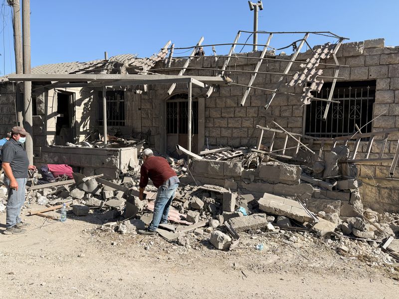 © Reuters. Rescuers work at a site damaged by an Israeli air strike, in the Christian-majority town of Aitou, north Lebanon October 15, 2024. REUTERS/Walid Saleh