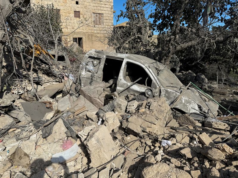 &copy; Reuters. A damaged vehicle sits amid rubble at a site damaged by an Israeli air strike yesterday, in the Christian-majority town of Aitou, north Lebanon October 15, 2024. REUTERS/Walid Saleh