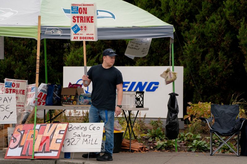 &copy; Reuters. Boeing worker Riley Nelson holds a sign at a picket line near the entrance to a Boeing production facility in Renton, Washington, U.S. October 11, 2024. REUTERS/David Ryder/File Photo