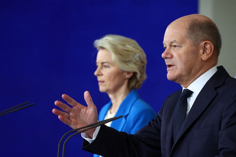 &copy; Reuters. Il cancelliere tedesco Olaf Scholz parla mentre la presidente della Commissione europea Ursula von der Leyen guarda durante una conferenza stampa al vertice del processo di Berlino, a Berlino, Germania, 14 ottobre 2024. REUTERS/Lisi Niesner