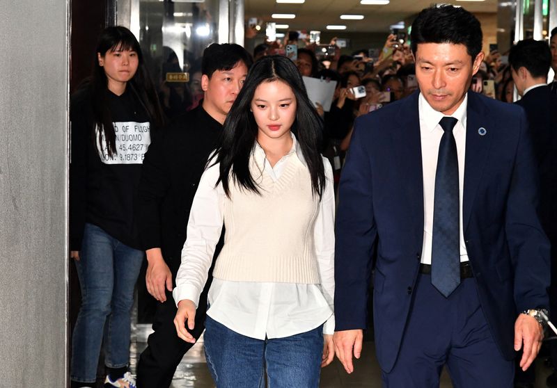 &copy; Reuters. New Jeans' Hanni arrives to testify at the National Assembly for a hearing on October 15, 2024, in Seoul, South Korea. Hanni of the girl group NewJeans has made a statement, expressing her willingness to testify at a National Assembly audit over workplace