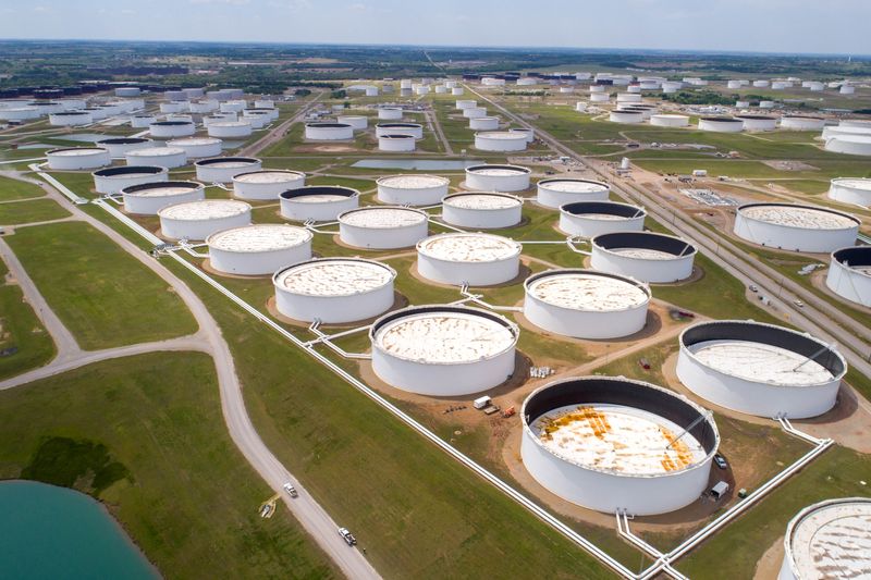 &copy; Reuters. Serbatoi di stoccaggio del greggio in una foto aerea dell'hub petrolifero di Cushing, Oklahoma, Stati Uniti, 21 aprile 2020. REUTERS/Drone Base