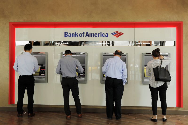 &copy; Reuters. FILE PHOTO: People withdraw money from Bank of America ATMs in New York U.S., July 16, 2018. REUTERS/Lucas Jackson/File Photo