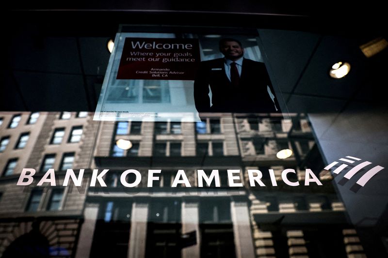 &copy; Reuters. Il logo di Bank of America all'ingresso di un centro finanziario di Bank of America a New York, Stati Uniti, 11 luglio 2023.  REUTERS/Brendan McDermid/Foto d'archivio