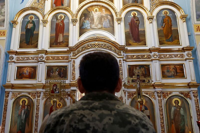 &copy; Reuters. FILE PHOTO: A Ukrainian serviceman attends an Orthodox Easter service in the town of Kostiantynivka, amid Russia's attack on Ukraine, near a front line in Donetsk region, Ukraine May 5, 2024. REUTERS/Valentyn Ogirenko/File Photo