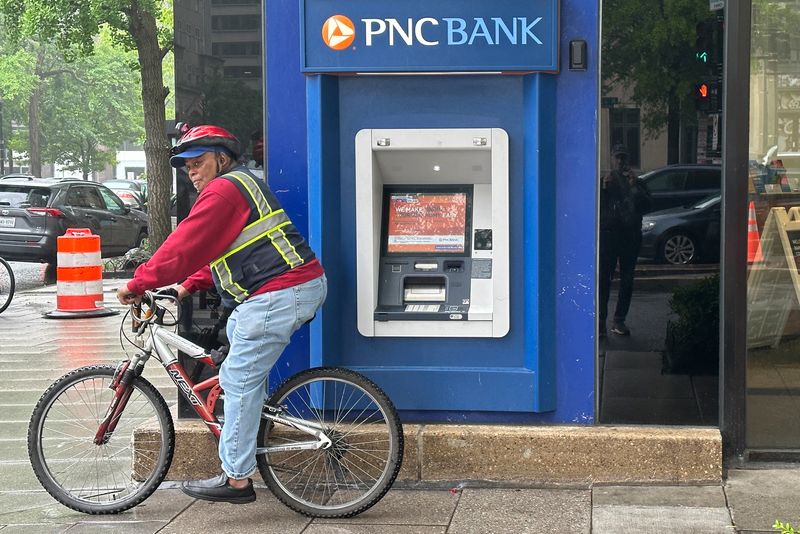 &copy; Reuters. A cyclist stands near a branch of PNC Bank, a subsidiary of PNC Financial Services Group, in Washington, U.S. April 30, 2023.  REUTERS/Ashraf Fahim/File Photo