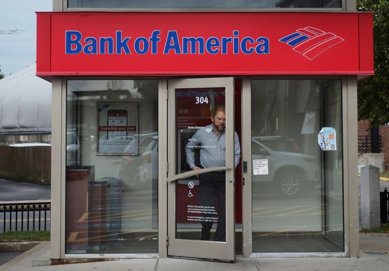 © Reuters. FILE PHOTO: A customer leaves a Bank of America ATM kiosk in Boston, Massachusetts, U.S., October 11, 2017. REUTERS/Brian Snyder/File Photo