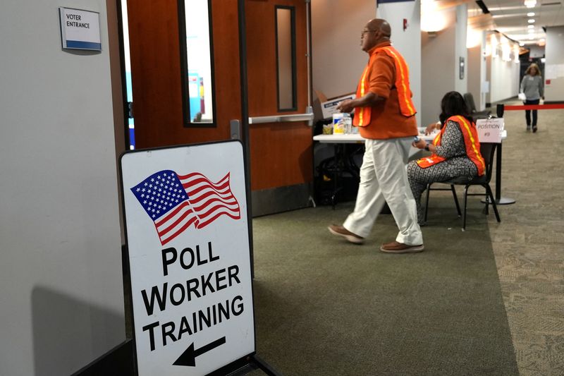 &copy; Reuters. Election workers oversee early election voting at a polling station in Marietta, Georgia, U.S. October 15, 2024.  REUTERS/Jayla Whitfield-Anderson