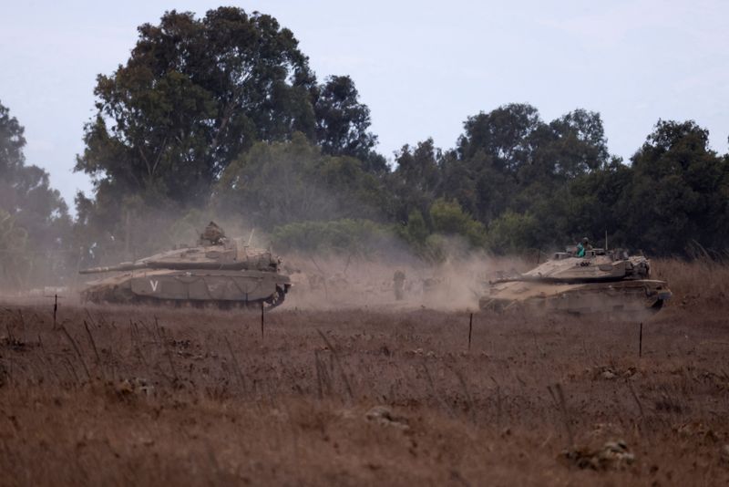 © Reuters. FILE PHOTO: Israeli tanks are being moved, amid cross-border hostilities between Hezbollah and Israel, in the Israeli-occupied Golan Heights September 22, 2024. REUTERS/Jim Urquhart/File Photo