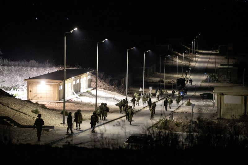 &copy; Reuters. FILE PHOTO: Israeli soldiers walk near the scene where a drone from Lebanon attacked Israel, amid cross-border hostilities between Hezbollah and Israel, in Binyamina Israel, October 13, 2024. Lebanon's Hezbollah claimed responsibility for the attack. REUT