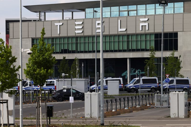 &copy; Reuters. FILE PHOTO: Police vehicles are parked, as a protest against the expansion of the Tesla Gigafactory takes place in Gruenheide near Berlin, Germany, May 11, 2024. REUTERS/Christian Mang/File Photo