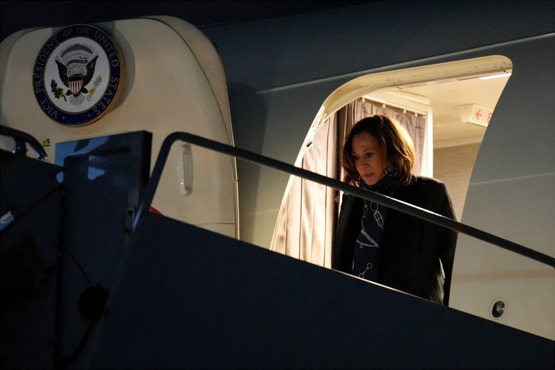 &copy; Reuters. Democratic presidential nominee and U.S. Vice President Kamala Harris arrives on Air Force Two at Detroit Metropolitan Wayne County Airport, Monday, Oct. 14, 2024, in Detroit, after attending a campaign rally in Pennsylvania.     Jacquelyn Martin/Pool via