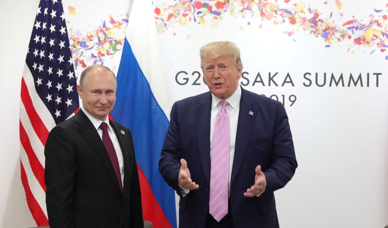 © Reuters. FILE PHOTO: Russia's President Vladimir Putin and U.S. President Donald Trump attend a meeting on the sidelines of the G20 summit in Osaka, Japan June 28, 2019. Sputnik/Mikhail Klimentyev/Kremlin via REUTERS/File Photo