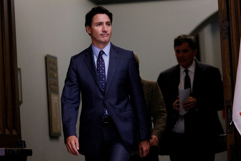 © Reuters. Canada's Prime Minister Justin Trudeau, with Minister of Foreign Affairs Melanie Joly, and Minister of Public Safety, Democratic Institutions and Intergovernmental Affairs Dominic LeBlanc, arrives to a press conference about the Royal Canadian Mounted Police's investigation into 