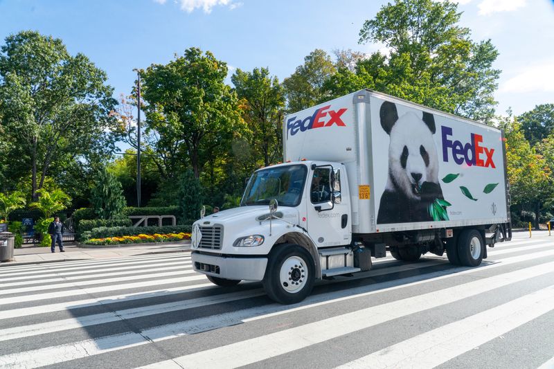 © Reuters. A van carrying two giant pandas which were sent from the Chengdu Research Base of Giant Panda Breeding arrives at the Smithsonian’s National Zoo and Conservation Biology Institute in Washington, U.S. October 15, 2024.  FedEx/Handout via REUTERS