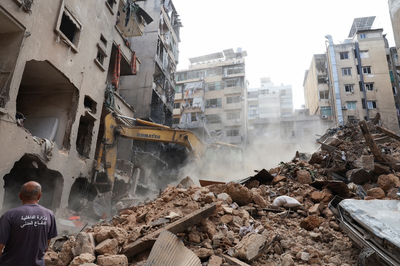 &copy; Reuters. A machinery clears rubble at a site of an Israeli strike, amid ongoing hostilities between Hezbollah and Israeli forces, in Beirut, Lebanon, October 12, 2024. REUTERS/Emilie Madi/File Photo