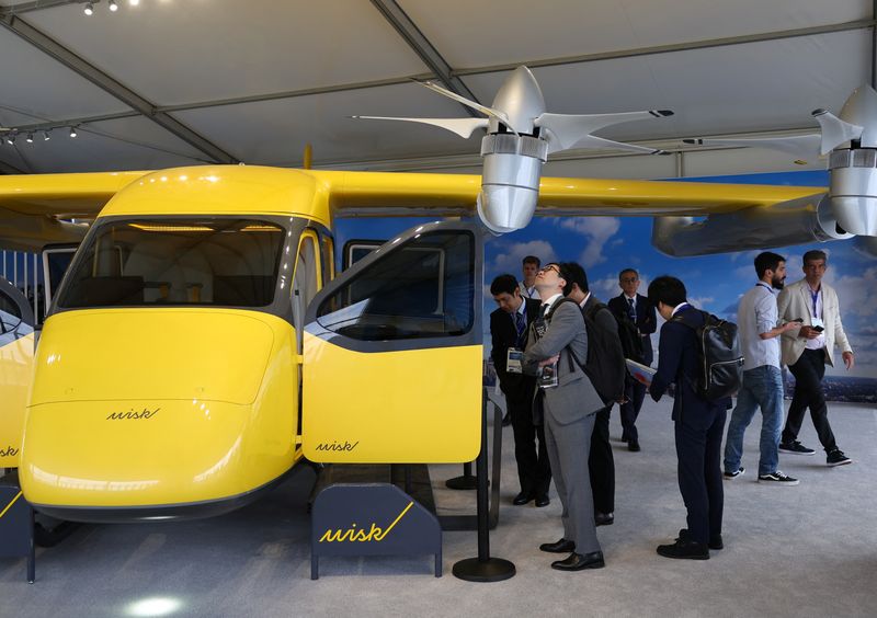 &copy; Reuters. FILE PHOTO: Attendees view a Wisk autonomous electric air taxi at the Farnborough International Airshow, in Farnborough, Britain, July 22, 2024. REUTERS/Toby Melville/File Photo