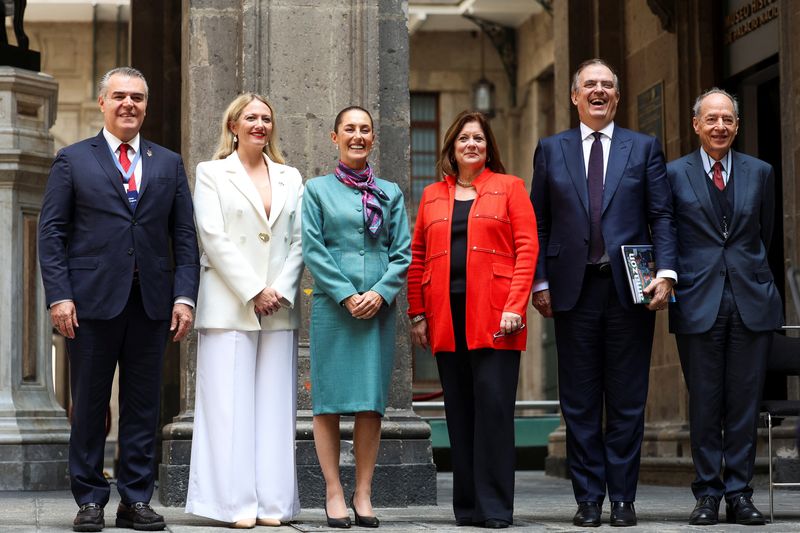 &copy; Reuters. President of the Business Coordinating Council (CCE) Francisco Alberto Cervantes Diaz, CEO of Mexico Pacific Sarah Bairstow, Mexican President Claudia Sheinbaum, Chief Executive Officer of the U.S. Chamber Suzanne P. Clark, Mexican Minister of Economy Mar