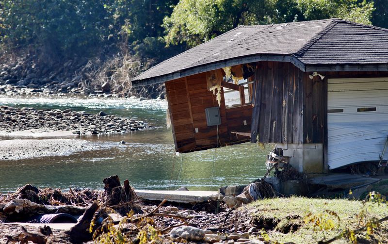 &copy; Reuters. FILE PHOTO: The Pigeon River flows partly under a destroyed building in the aftermath of Hurricane Helene, in Cruso, North Carolina, U.S., October 3, 2024.  REUTERS/Jonathan Drake/File Photo