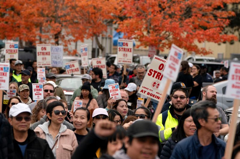 © Reuters. Boeing workers from the International Association of Machinists and Aerospace Workers District 751 hold a march during an ongoing strike in Seattle, Washington, U.S. October 15, 2024. REUTERS/David Ryder