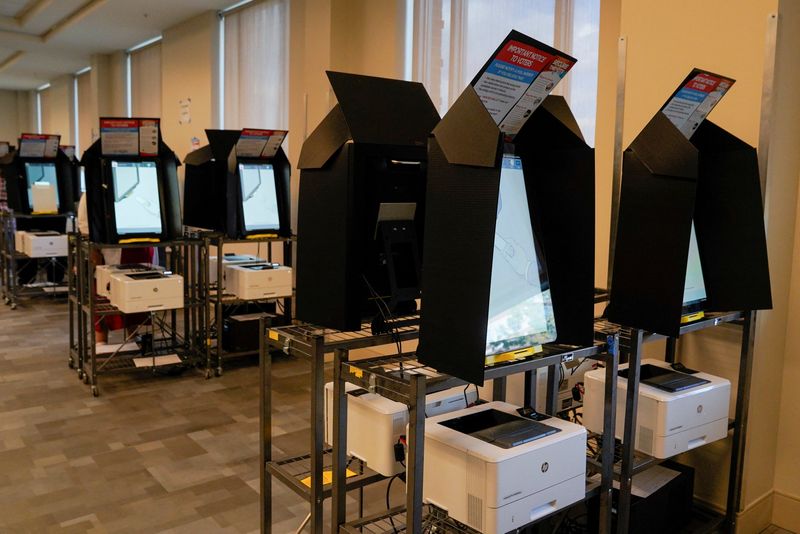 &copy; Reuters. FILE PHOTO: Voting machines are seen between use at a polling location as early voting begins for the midterm elections at the Citizens Service Center in Columbus, Georgia, U.S., October 17, 2022.  REUTERS/Cheney Orr/File Photo