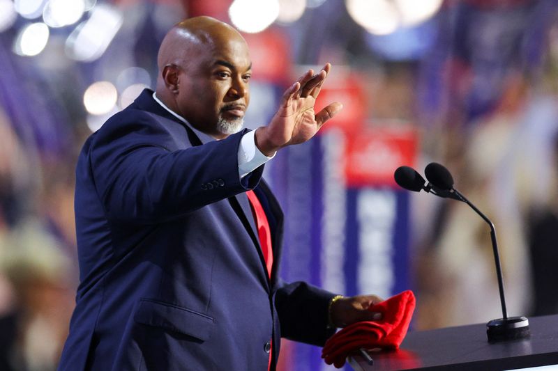 © Reuters. FILE PHOTO: North Carolina Lieutenant Governor Mark Robinson waves from the stage on Day 1 of the Republican National Convention (RNC) at the Fiserv Forum in Milwaukee, Wisconsin, U.S., July 15, 2024. REUTERS/Brian Snyder/File Photo