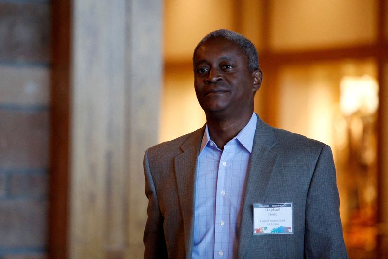 © Reuters. ẢNH TẬP TIN: Chủ tịch Cục Dự trữ Liên bang Atlanta Raphael Bostic bước vào một hội nghị ở Jackson Hole, Wyoming, Hoa Kỳ, ngày 23 tháng 8 năm 2019. REUTERS/Jonathan Crosby/Ảnh tập tin