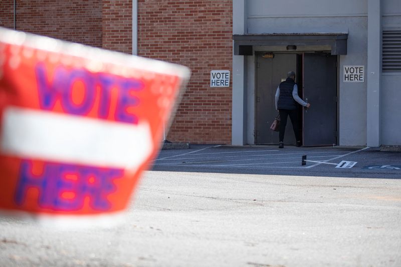 © Reuters. FILE PHOTO: A Cobb County resident enters the King Spring Baptist Church voting precinct to cast their ballot during the Georgia Presidential Primary Election, in Smyrna, Georgia, U.S., March 12, 2024.  REUTERS/Alyssa Pointer/File Photo