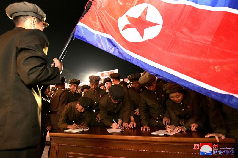 © Reuters. Young people, including students and youth league officials, sign petitions to join or return to the army this week, according to North Korean state media, at an undisclosed location in North Korea, in this undated photo released by North Korea's official Korean Central News Agency October 16, 2024.