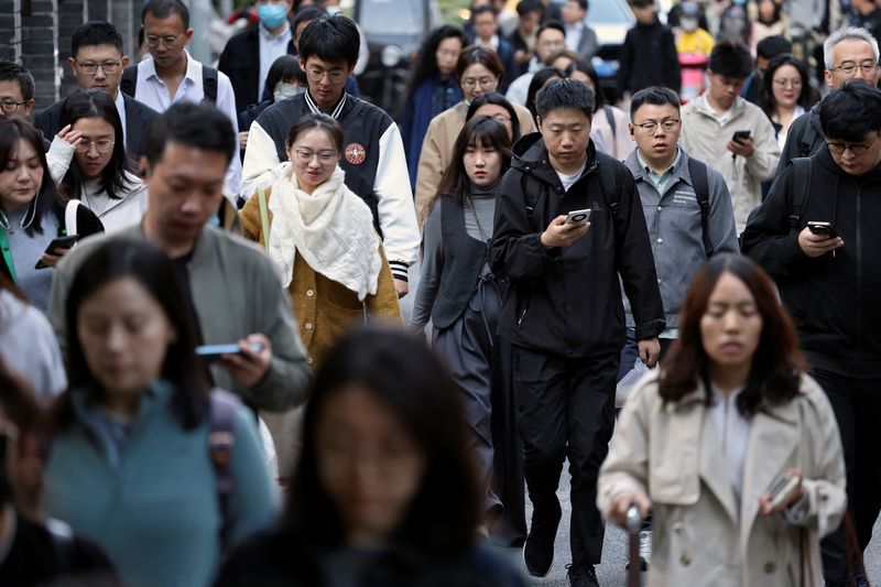 &copy; Reuters. FILE PHOTO: People walk along a street during morning rush hour near the Financial Street in Beijing, China October 8, 2024. REUTERS/Florence Lo/File Photo