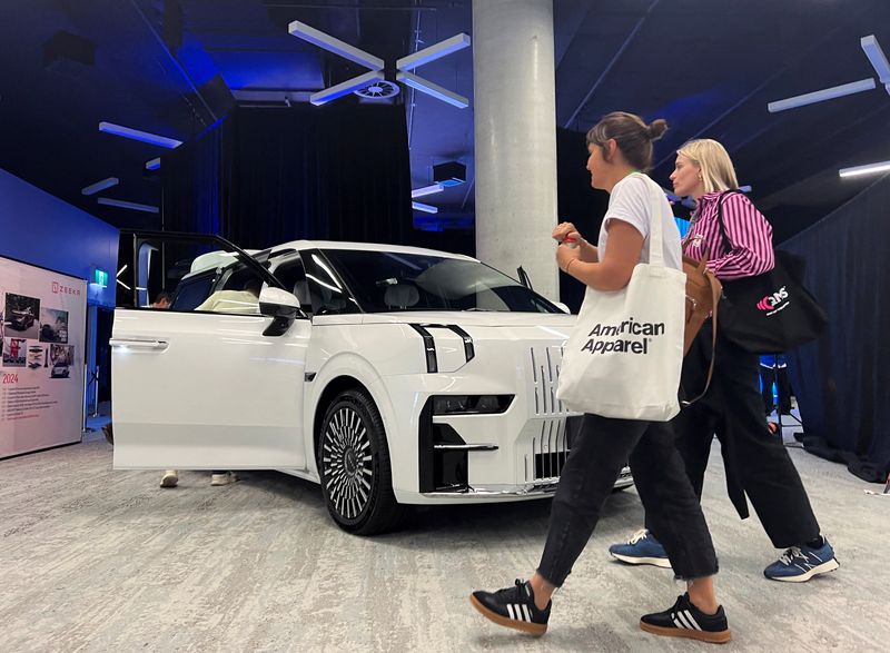 &copy; Reuters. People walk in front of a Zeekr 009 model electric vehicle (EV) being showcased at SXSW Sydney, in Sydney, Australia October 14, 2024. REUTERS/Stella Qiu