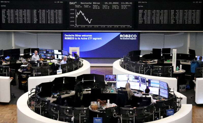 © Reuters. FILE PHOTO: The German share price index DAX graph is pictured at the stock exchange in Frankfurt, Germany, October 15, 2024.   REUTERS/Staff/File Photo