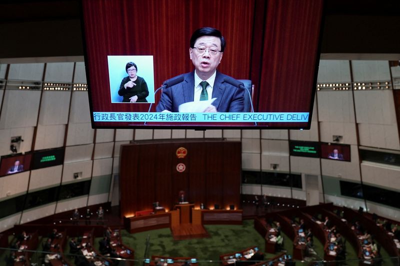 © Reuters. Hong Kong Chief Executive John Lee is seen on a screen as he delivers his annual policy address at the Legislative Council in Hong Kong, China October 16, 2024. REUTERS/Joyce Zhou