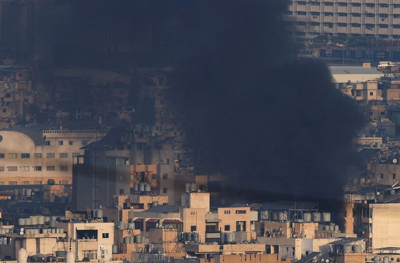 &copy; Reuters. Un pinnacolo di fumo dopo un attacco israeliano a Beirut. REUTERS/Mohamed Azakir  