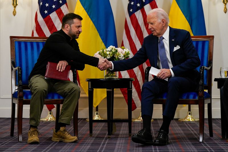 &copy; Reuters. FILE PHOTO: U.S. President Joe Biden shakes hands with Ukrainian President Volodymyr Zelenskiy in Paris, France, June 7, 2024. REUTERS/Elizabeth Frantz/File Photo