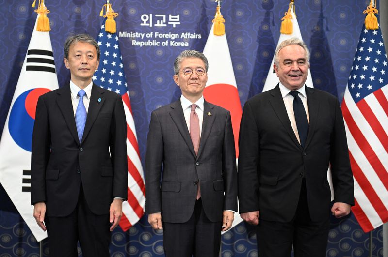 © Reuters. South Korea's First Vice Foreign Minister Kim Hong-kyun (C) poses for photos with United States Deputy Secretary of State Kurt M. Campbell (R) and Japan's Vice Foreign Minister Masataka Okano (L) during their trilateral meeting at the Foreign Ministry in Seoul, South Korea on October 16, 2024. JUNG YEON-JE/Pool via REUTERS