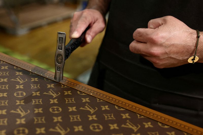 &copy; Reuters. Un dipendente lavora alla realizzazione di un baule Louis Vuitton durante una visita alla stampa presso i laboratori Louis Vuitton di Asnieres-sur-Seine, vicino a Parigi, Francia, 27 marzo 2024. REUTERS/Stephanie Lecocq