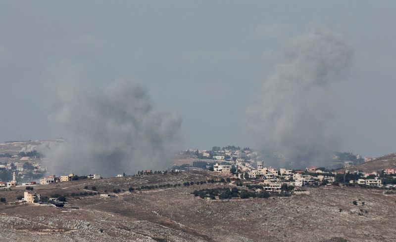 © Reuters. Smoke billows near Nabatieh, amid ongoing hostilities between Hezbollah and Israeli forces, as seen from Marjayoun, near the Lebanese border with Israel, October 16, 2024. REUTERS/Karamallah Daher