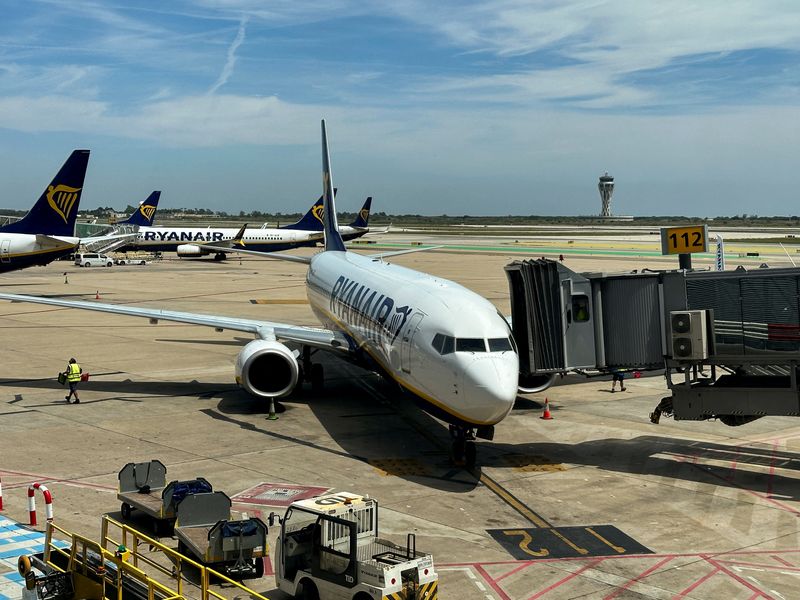 &copy; Reuters. Employees work on a Ryanair plane preparing to take off at Josep Tarradellas Barcelona-El Prat Airport, Spain May 25, 2024. REUTERS/Nacho Doce/File Photo