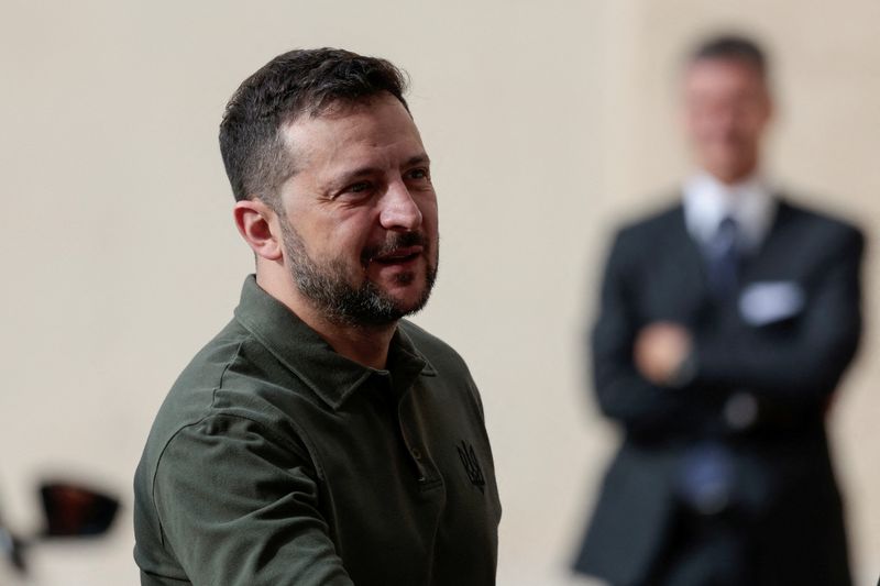 &copy; Reuters. FILE PHOTO: Ukrainian President Volodymyr Zelenskiy arrives at the San Damaso courtyard ahead of a meeting with Pope Francis at the Vatican, October 11, 2024. REUTERS/Remo Casilli/File Photo