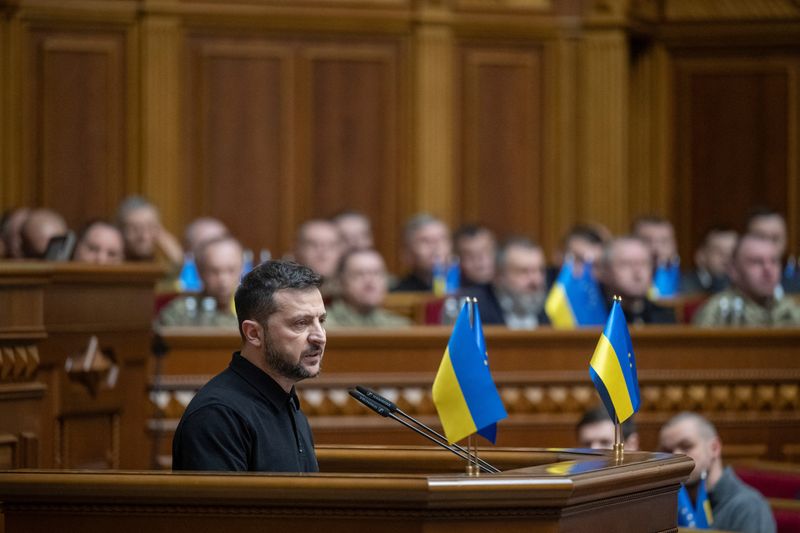 © Reuters. Ukraine's President Volodymyr Zelenskiy addresses lawmakers as he presents the so-called 'Victory Plan' during a parliament session, amid Russia's attack on Ukraine, in Kyiv, Ukraine October 16, 2024. REUTERS/Andrii Nesterenko