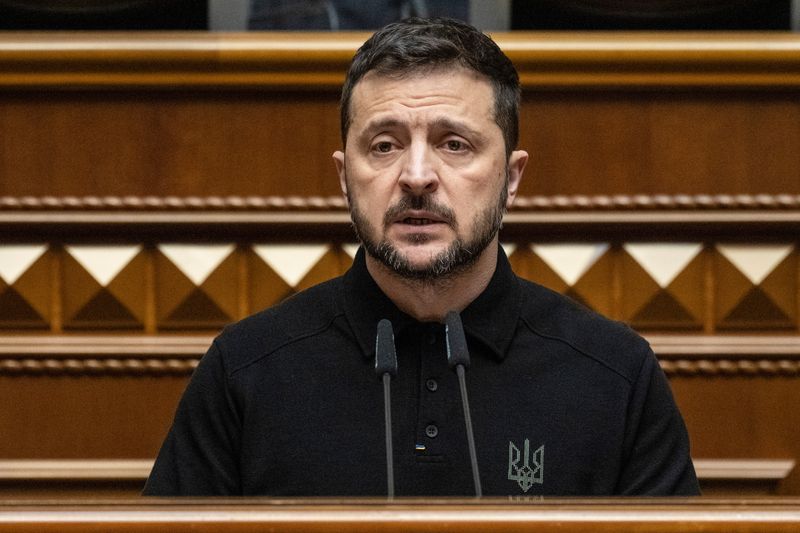 © Reuters. Ukraine's President Volodymyr Zelenskiy addresses lawmakers as he presents the so-called 'Victory Plan' during a parliament session, amid Russia's attack on Ukraine, in Kyiv, Ukraine October 16, 2024. REUTERS/Andrii Nesterenko