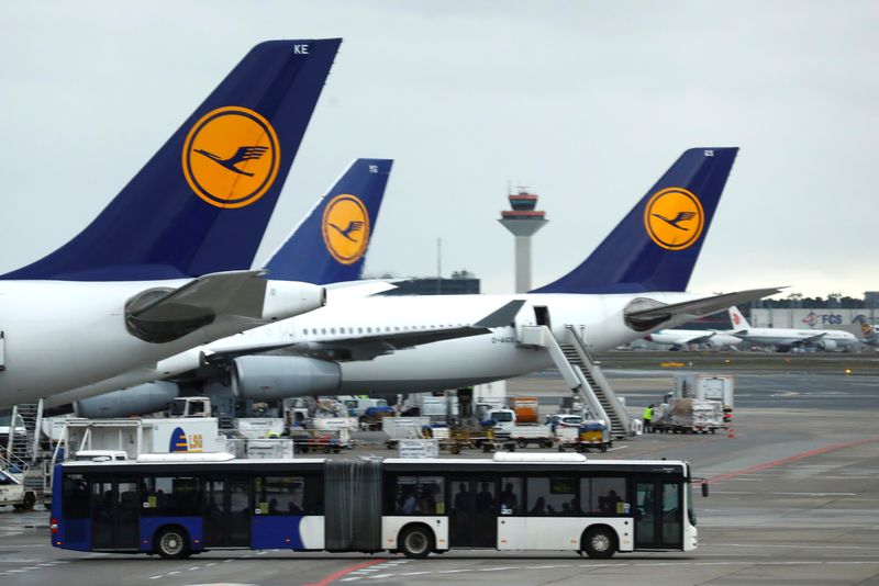 © Reuters. FILE PHOTO: Airplanes of German carrier Lufthansa stand at the air terminal of Frankfurt Airport, Germany, March 12, 2020. REUTERS/Ralph Orlowski/File Photo