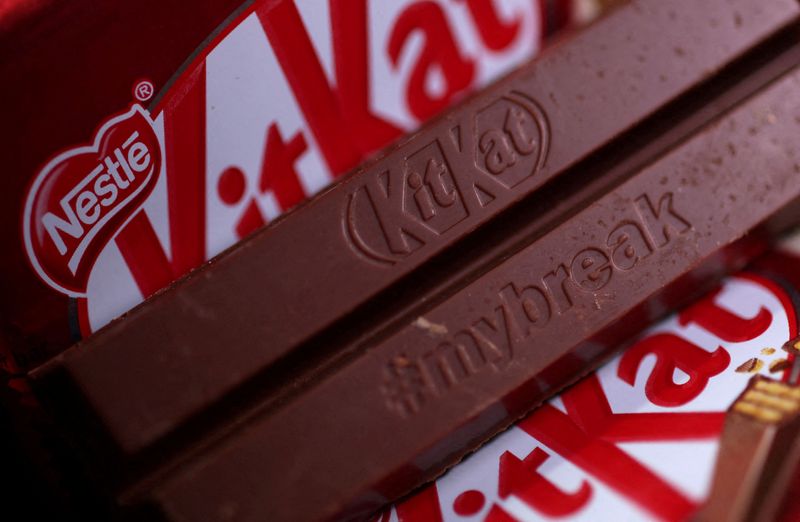 &copy; Reuters. FILE PHOTO: Bars of Kit Kat, a chocolate product manufactured by Nestle, are seen in an illustration picture taken in Manchester, Britain, May 17, 2024. REUTERS/Phil Noble/Illustration/File Photo