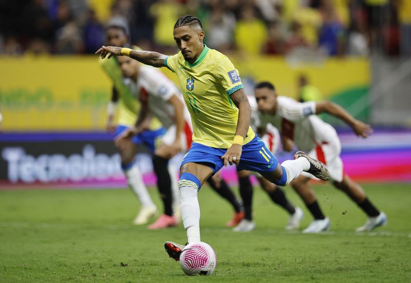 &copy; Reuters. Raphinha durante partida da seleção brasileira contra o Peru pelas eliminatórias para a Copa do Mundon15/10/2024 REUTERS/Adriano Machado