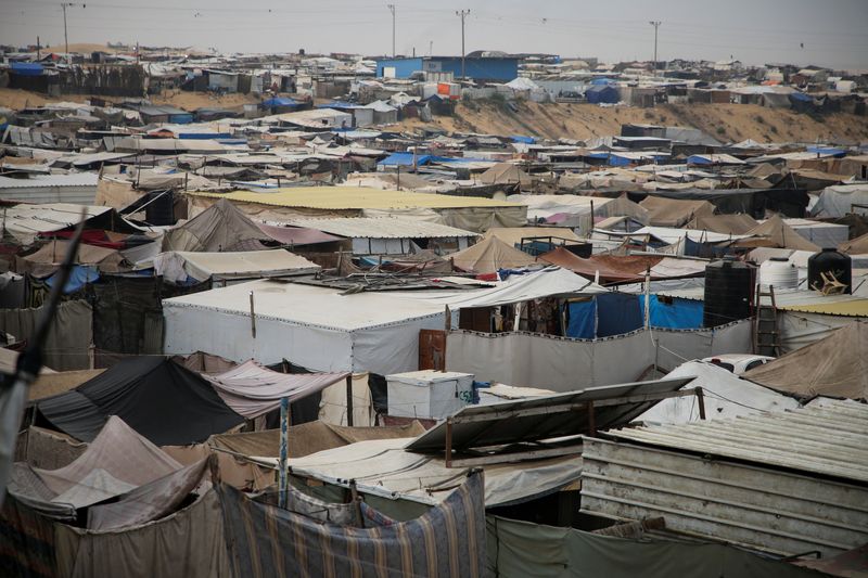 &copy; Reuters. A general view shows a tent camp sheltering displaced Palestinian people, amid the ongoing Israel-Hamas conflict, in Al-Mawasi area in Khan Younis, in the southern Gaza Strip, October 15, 2024. REUTERS/Hatem Khaled