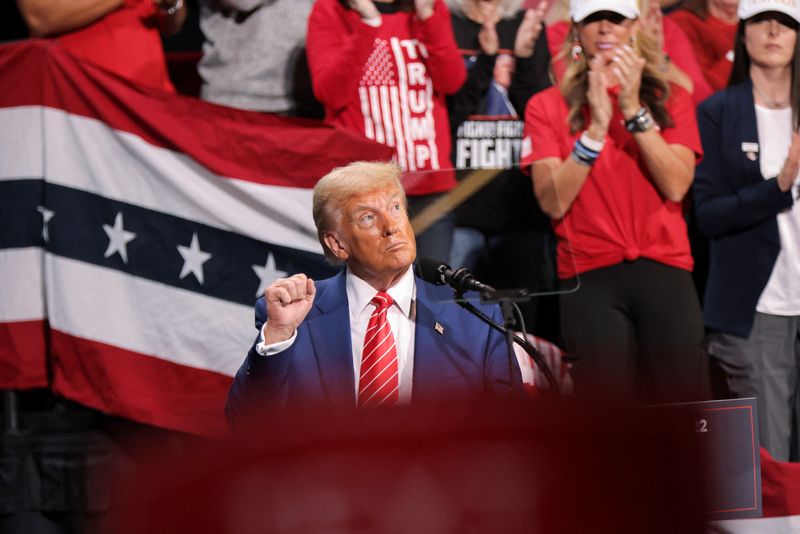 © Reuters. FILE PHOTO: Republican presidential nominee and former U.S. President Donald Trump reacts during a campaign event at the Cobb Energy Performing Arts Centre in Atlanta, Georgia, U.S. October 15, 2024.  REUTERS/Dustin Chambers/File Photo